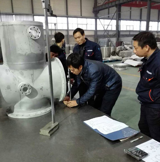 客戶對GIS殼體加工尺寸進行檢測。